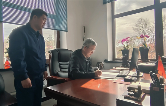 秘书长在防火检查记录上签字.jpg