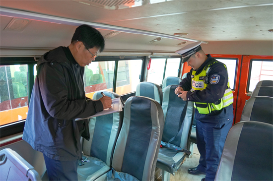 1745374669204279.jpg 泉林公司开展营林生产前通勤车辆安全检查活动(4).jpg