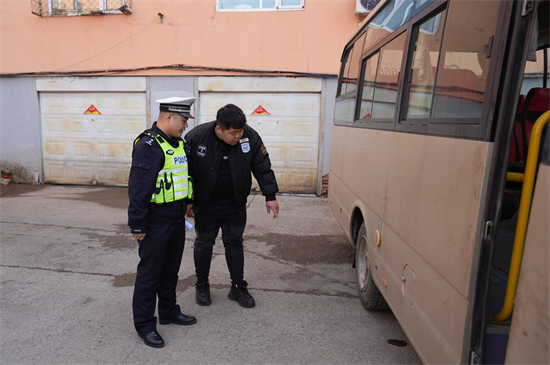 1745374677943947.jpg 泉林公司开展营林生产前通勤车辆安全检查活动(5).jpg