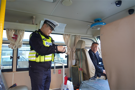 1745374684755137.jpg 泉林公司开展营林生产前通勤车辆安全检查活动(6).jpg