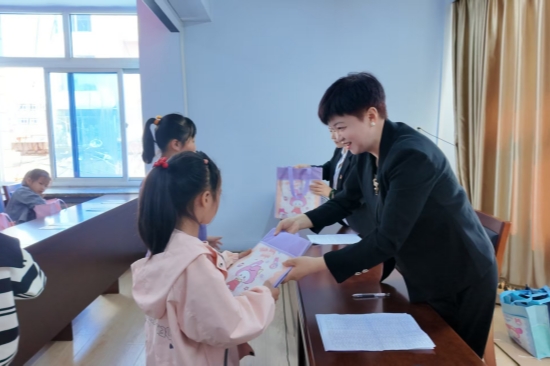 法护成长 爱暖童心 泉林公司开展职工子女“六一”儿童节普法宣传活动（1）.jpg