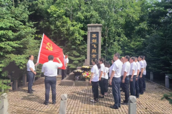 传承红色基因 筑牢纪律防线 大川林场与物资公司党支部联合开展庆“七一”主题教育活动（3）.jpg
