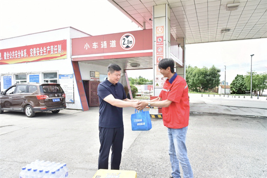 情满夏日 泉林公司开展“工会送清凉 防暑保安康”慰问一线员工活动（1）.jpg