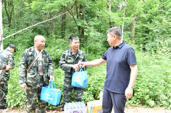 情满夏日 泉林公司开展“工会送清凉 防暑保安康”慰问一线员工活动（2）.jpg