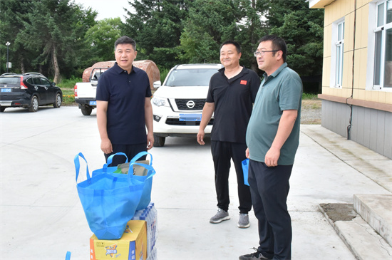 情满夏日 泉林公司开展“工会送清凉 防暑保安康”慰问一线员工活动（5）.jpg