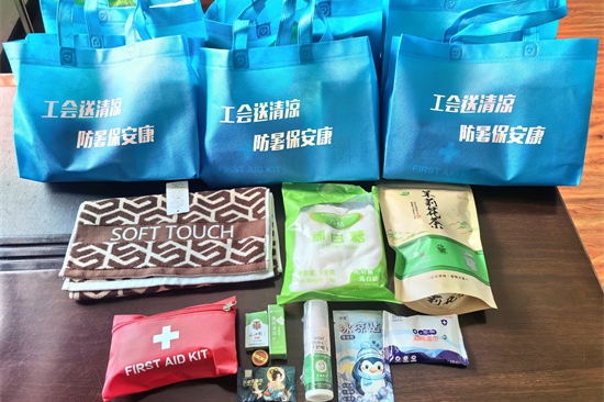 情满夏日 泉林公司开展“工会送清凉 防暑保安康”慰问一线员工活动（3）.jpg
