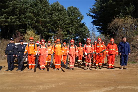 1761809398268301.jpg 兴参林场开展实战化森林灭火演练(1).jpg