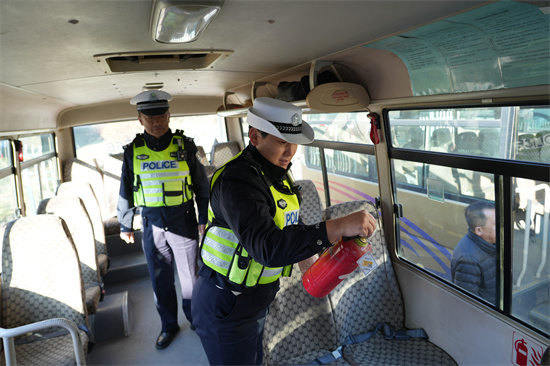 筑牢交通防线 严守安全底线  泉林公司开展通勤车安全专项检查（3）.jpg