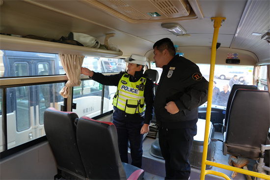 筑牢交通防线 严守安全底线  泉林公司开展通勤车安全专项检查（4）.jpg