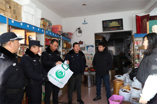 舌尖不碰“红线” 生态方有“底线” 泉林公司开展野生动物保护普法宣传活动（2）.jpg